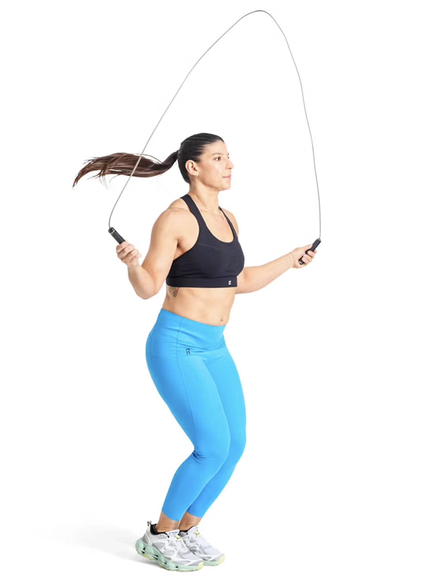 Vrouw die touwtje springen uitvoert